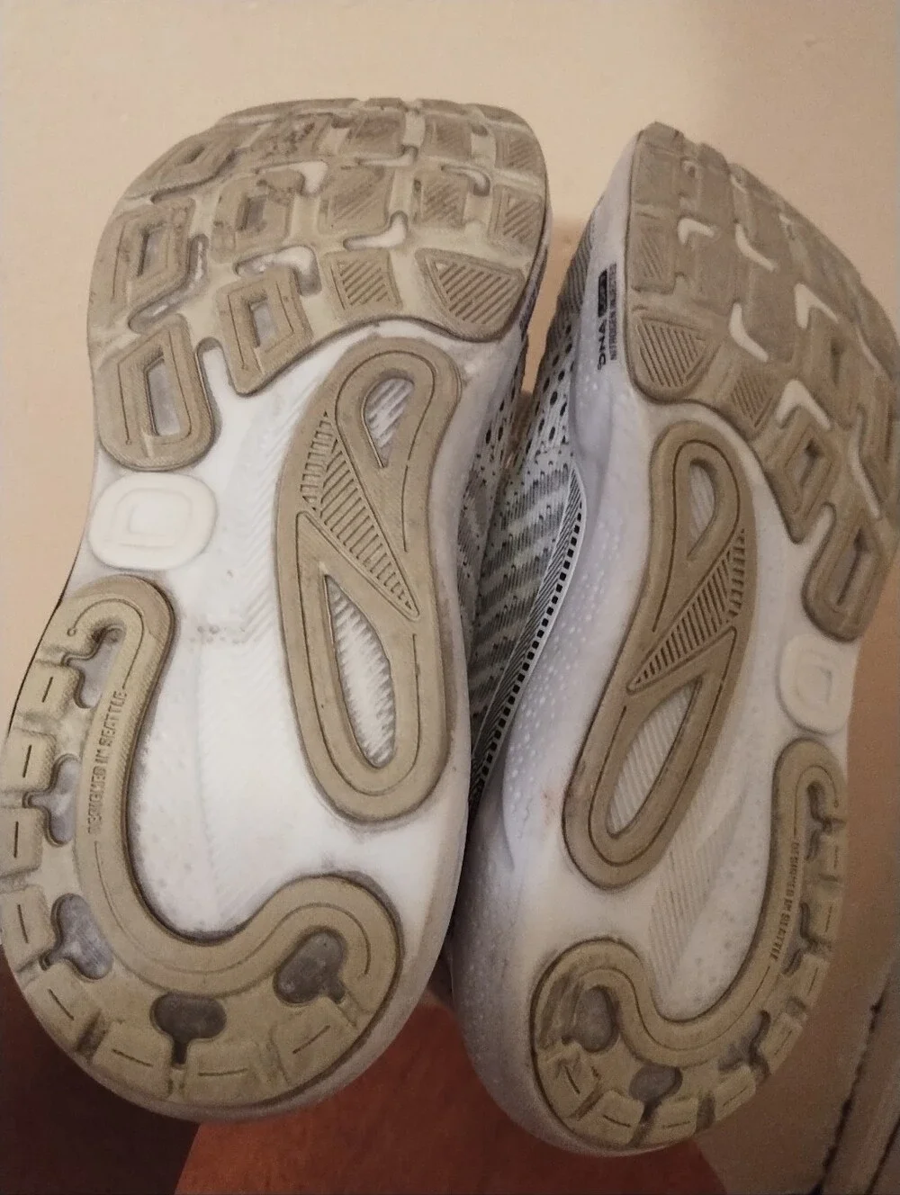 Brooks Adrenaline GTS 24 Womens 7.5 Medium Running Shoes White Black 1204261B126